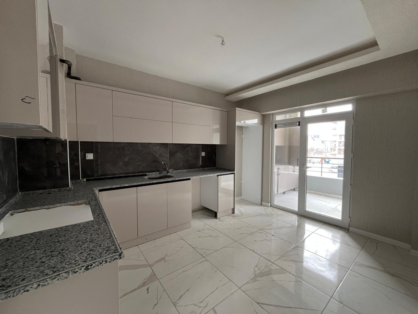 KOSOVA DA SIFIR BALKON TEZGAHLI 3+1 DAİRE